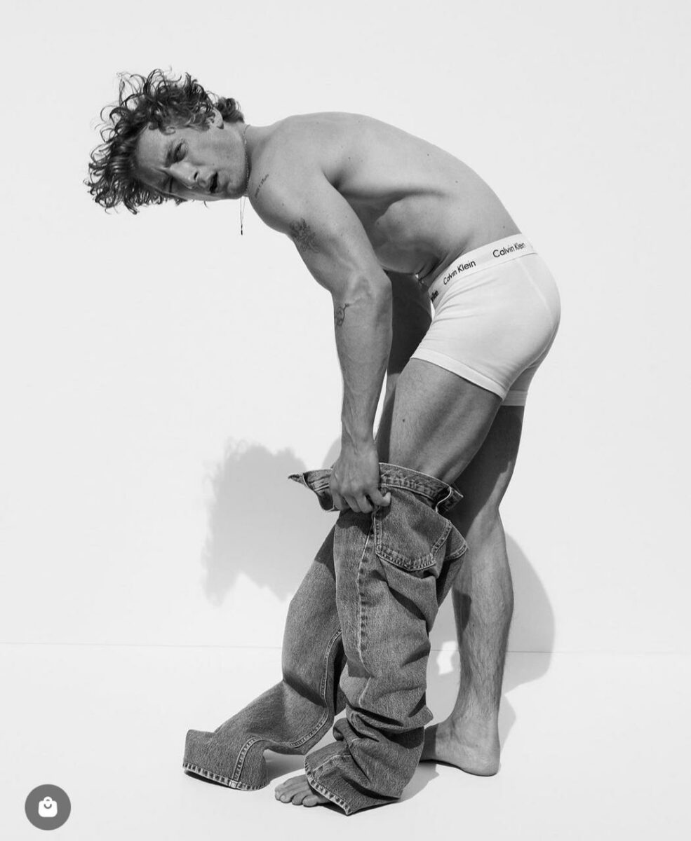 Jeremy Allen White en ropa interior pantalones