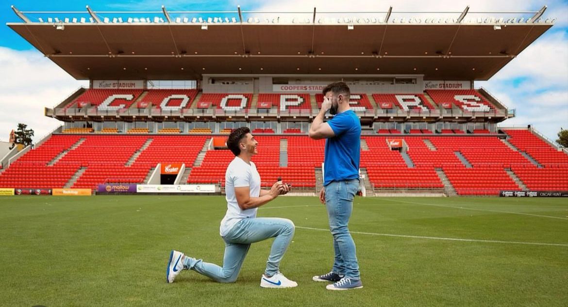 Propuesta de matrimonio gay en campo de futbol