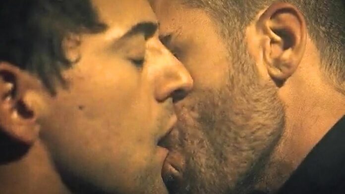 Luis Gerardo Méndez beso con Miguel Ángel Silvestre los enviados