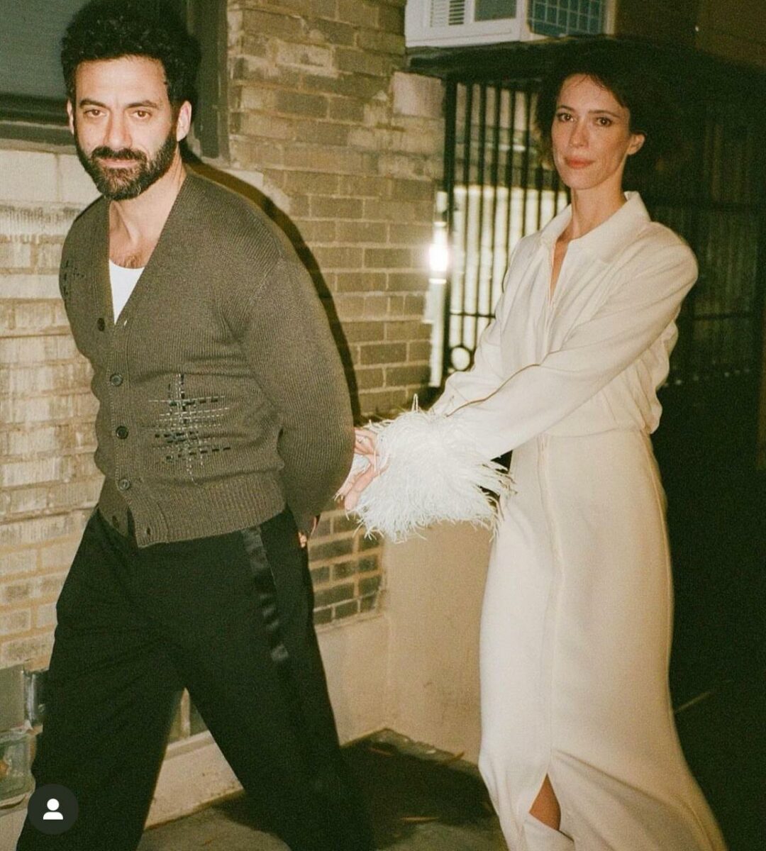 Actor con su esposa Rebecca Hall