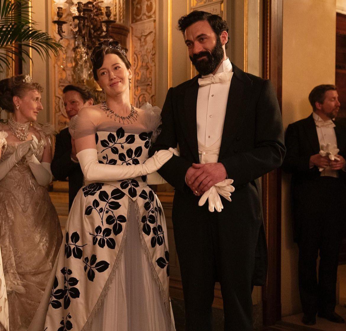 Morgan Spector y Carrie Coon en The Gilded Age