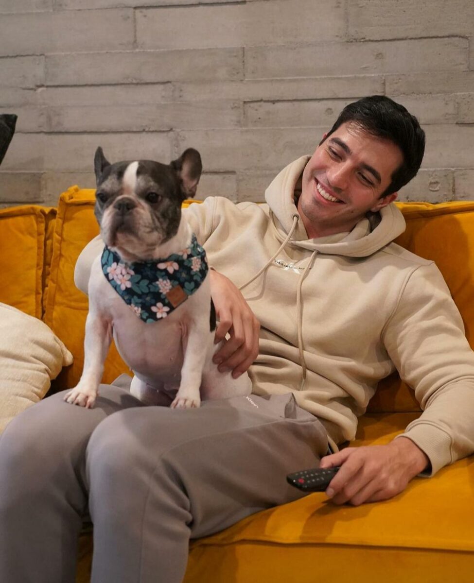Rodrigo Romeh modelo con Coco su mascota