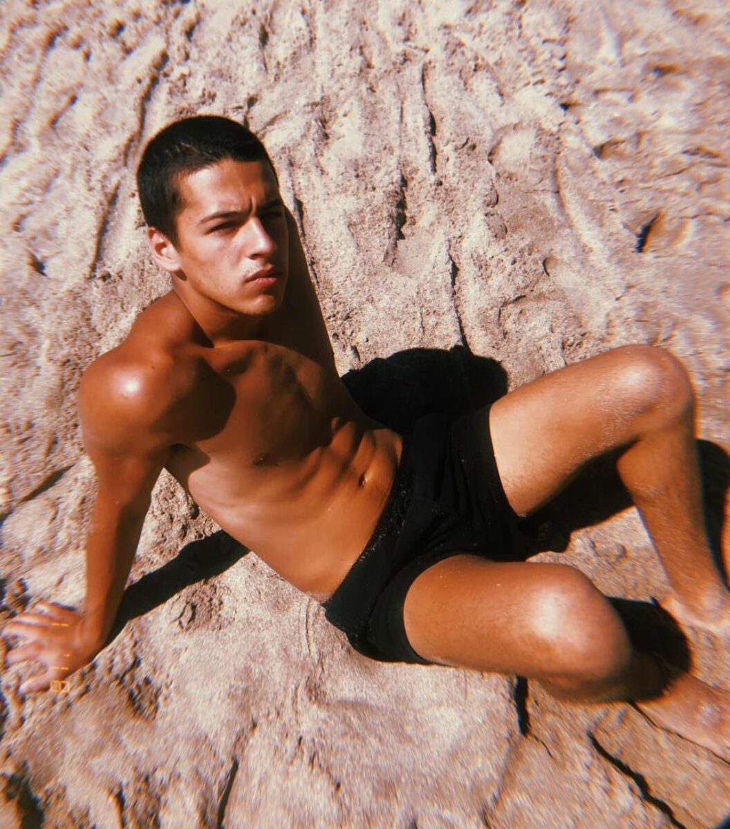 Simón Hempe sin playera actor