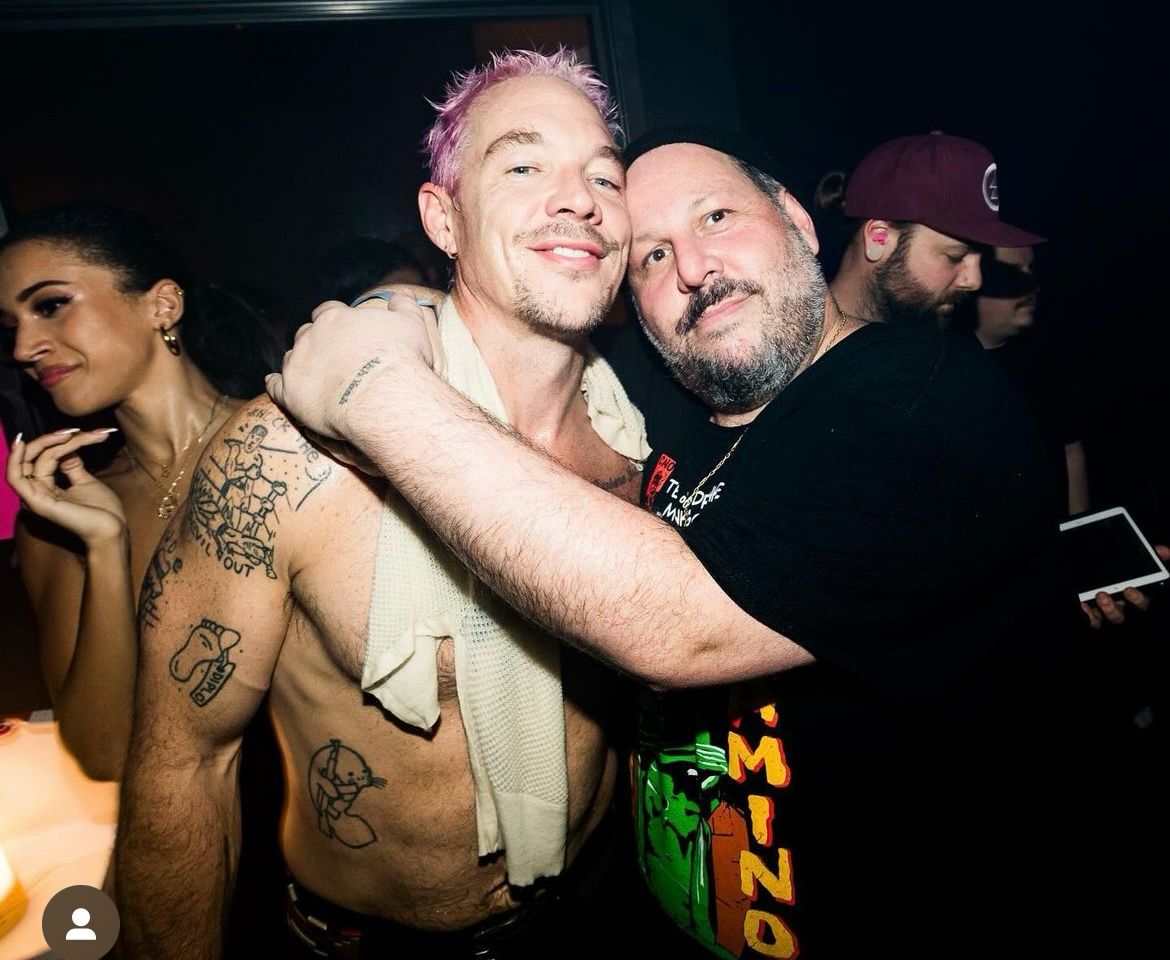 Dj con uno de los asistentes a la fiesta dj thee mike b