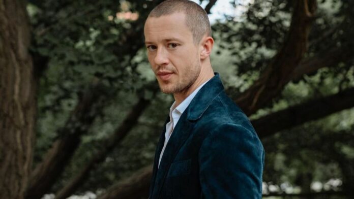 joseph-quinn-lo-que-sabemos-sobre-su-sexualidad-gay-y-pareja joseph quinn pareja gay sexualidad novia actor