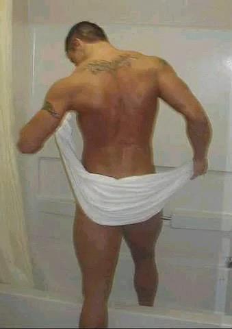 Randy Orton luchador de la WWE en toalla