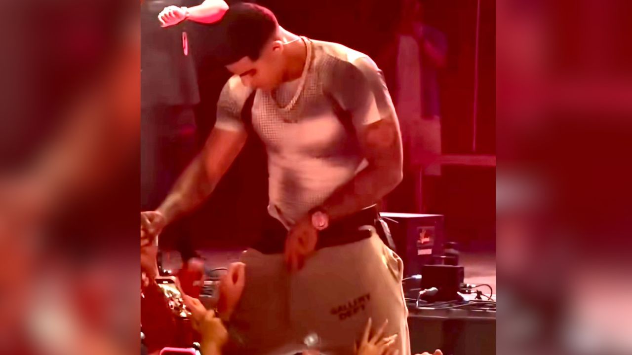 Fans de Lunay le bajan los pants en concierto - Homosensual
