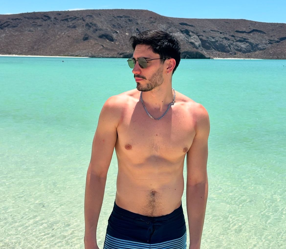 Iván Amozurrutia en la playa balandra