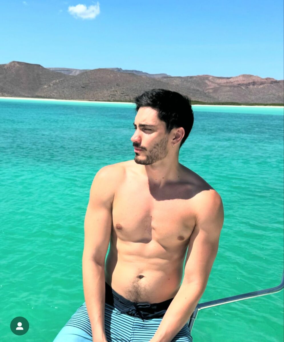 actor mexicano en la playa balandra baja california sur