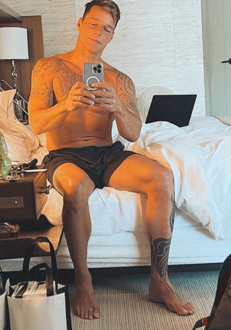 Ricky Martin pies en cuarto
