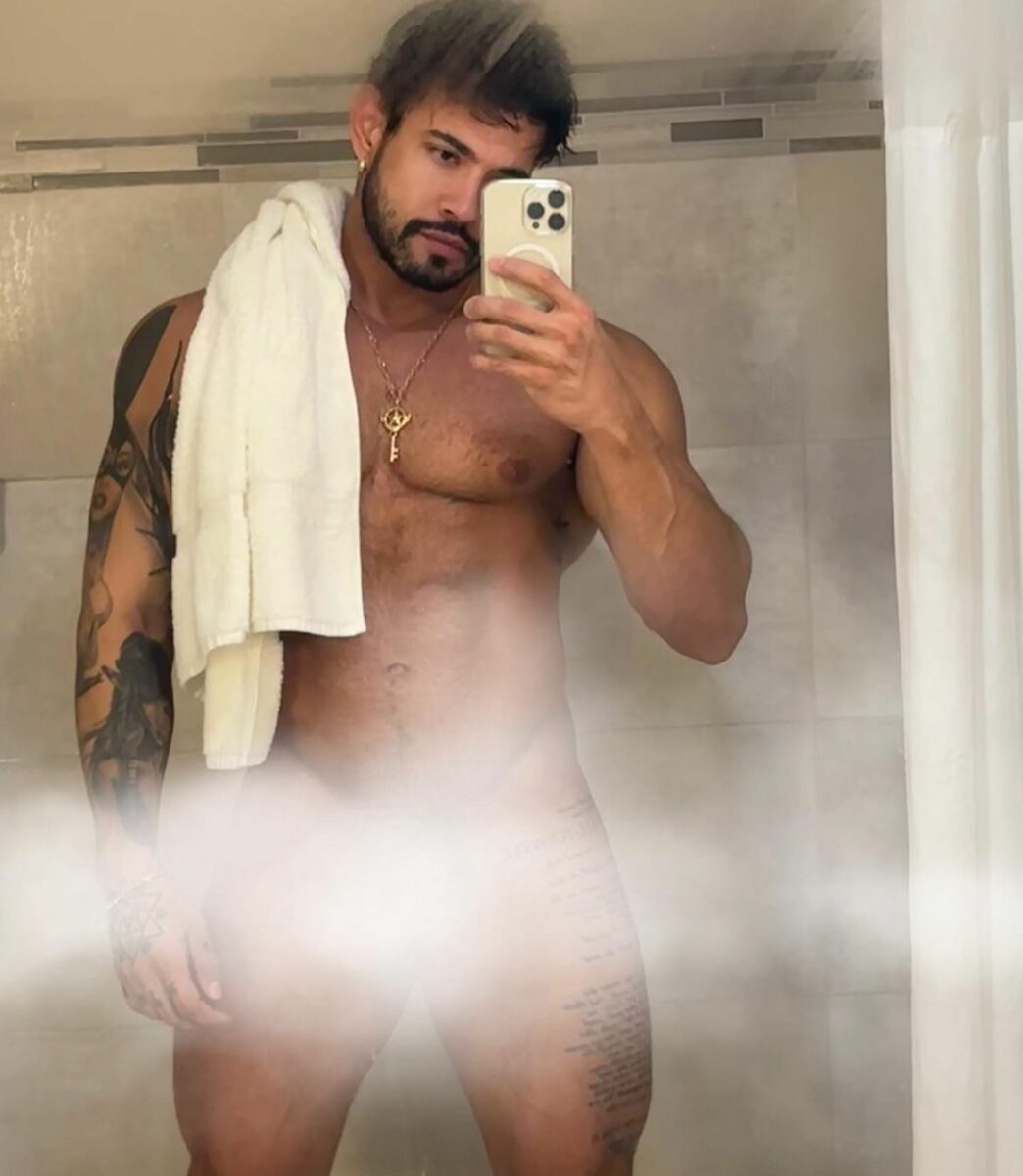 Alejo Ospina foto con toalla en el baño