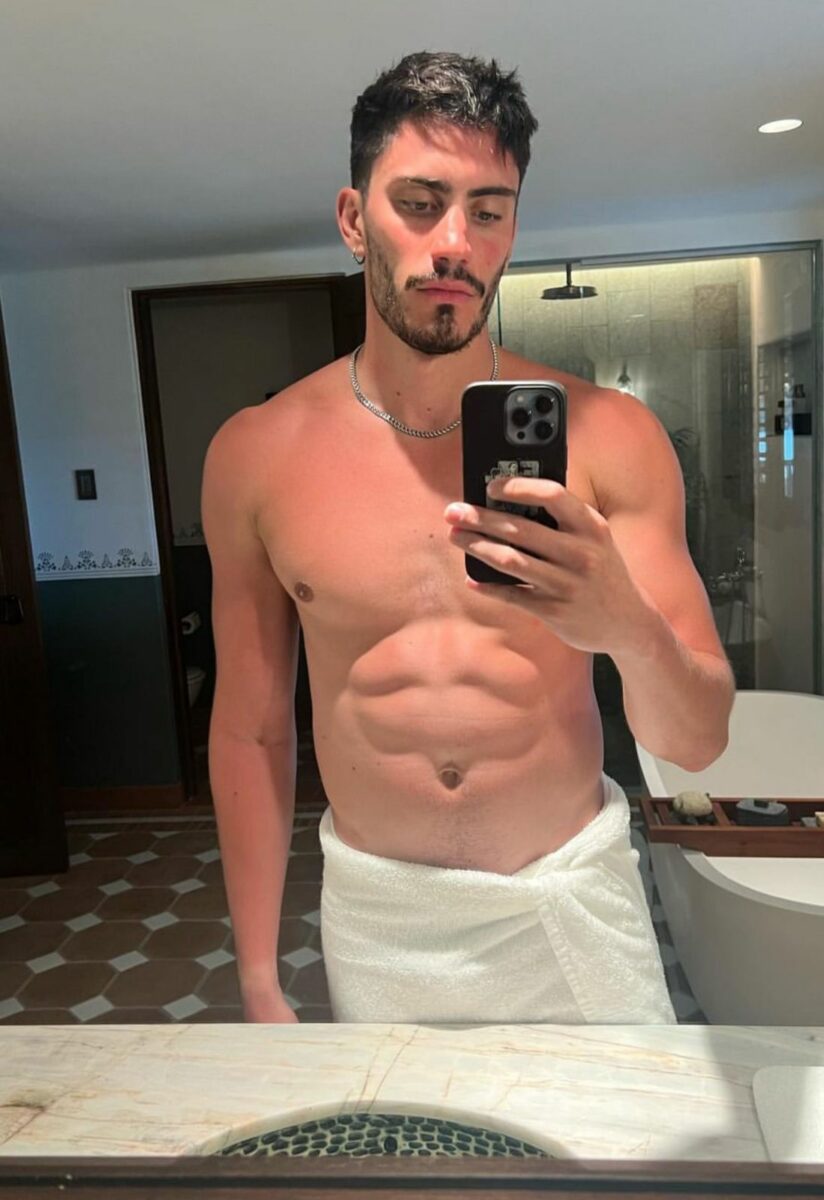 famosos en toalla iván amozurrutia