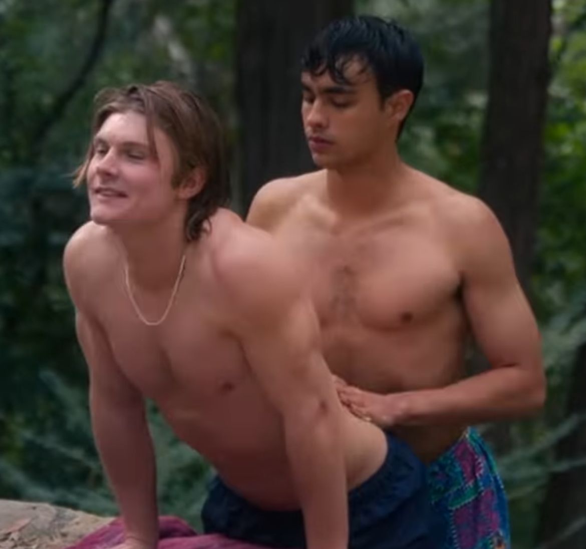 Thomas Weatherall Malakai Mitchell y Sam Rechner Rowan actores de heartbreak high escena gay bisexual