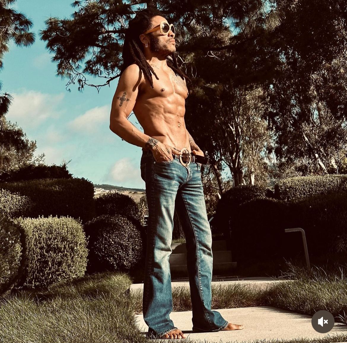 Lenny Kravitz fotos en pantalón de mezclilla sin playera