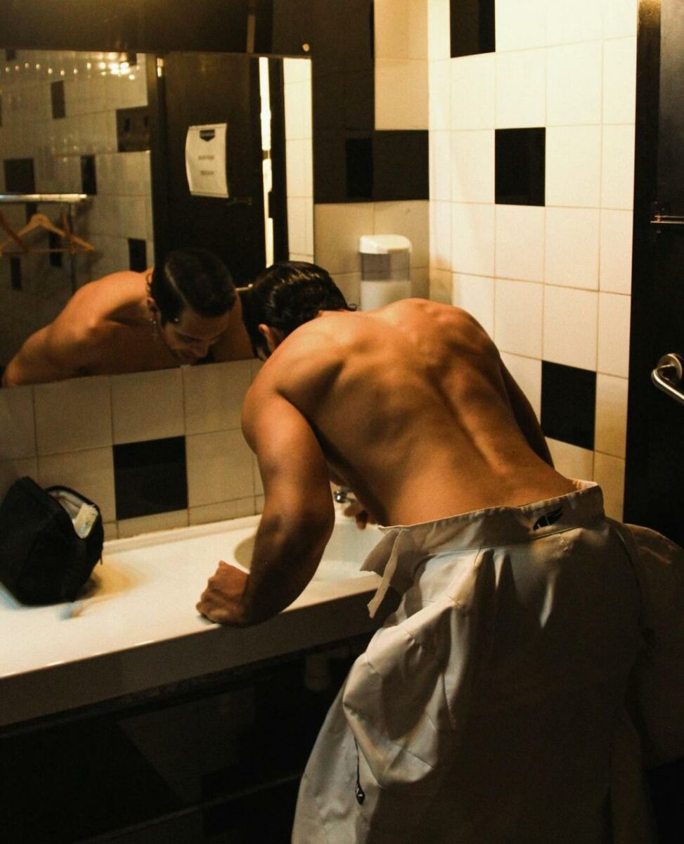 Mahmood cantante italiano en el baño