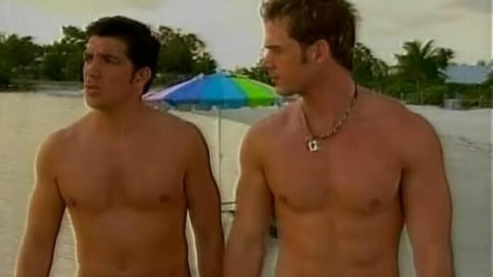 Acorralada Paulo César Quevedo y William Levy actor la casa de los famosos 4 participante en traje de baño