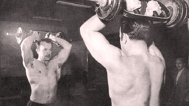 Pedro Infante sin playera en el gimnasio