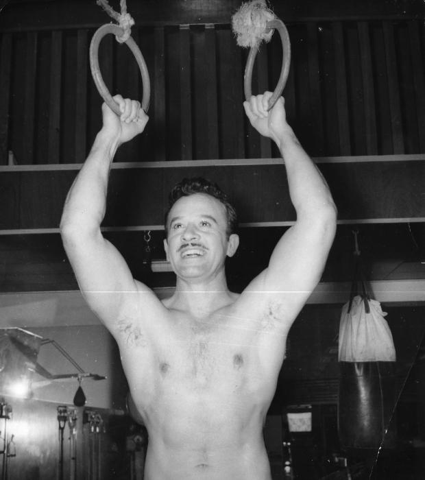 Pedro Infante en el gimnasio aros sin playera