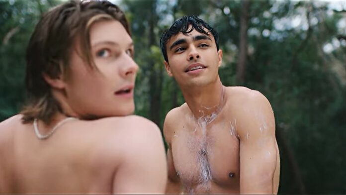 Thomas Weatherall Malakai Mitchell y Sam Rechner Rowan actores de heartbreak high escena gay bisexual