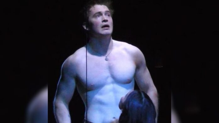 Kit Connor Romeo y Julieta fotos teatro broadway obra con Rachel Zegler sin playera videos