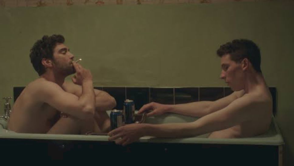 Josh O'Connor y Alec Secăreanu en la bañera actores película gay god's own country