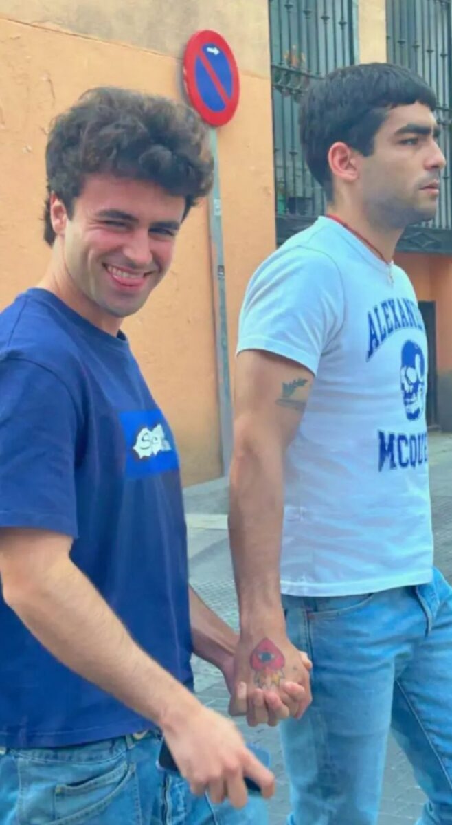 Omar Ayuso e Itzan Escamilla actores de élite tomados de la mano