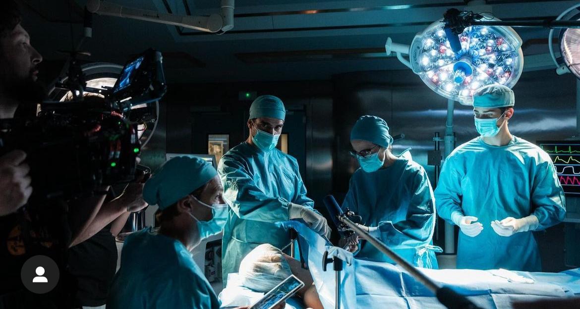 Imagen promocional de respira serie de médicos de netflix