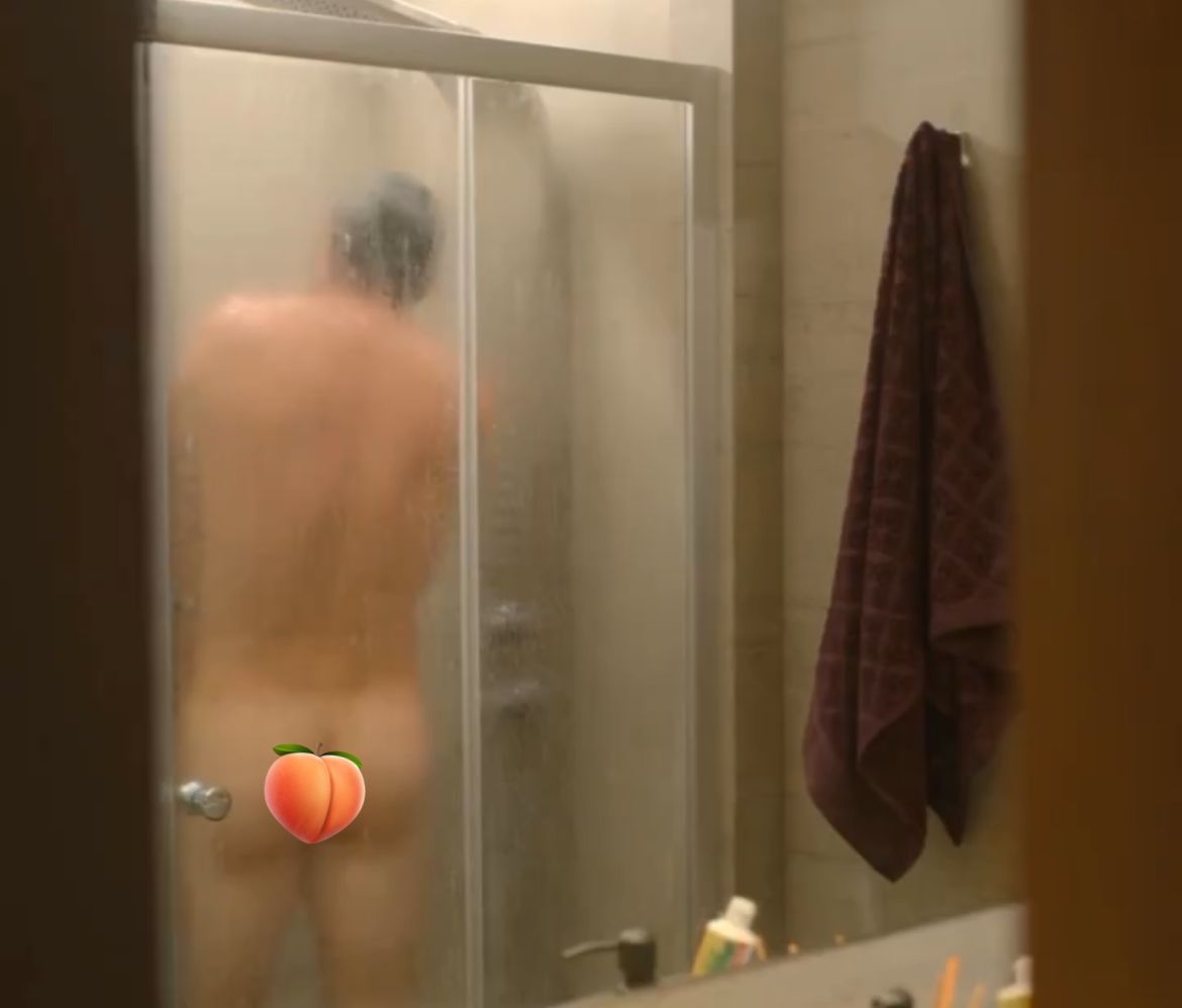 Sebastián Rulli en la ducha sin ropa en el extraño retorno de diana salazar