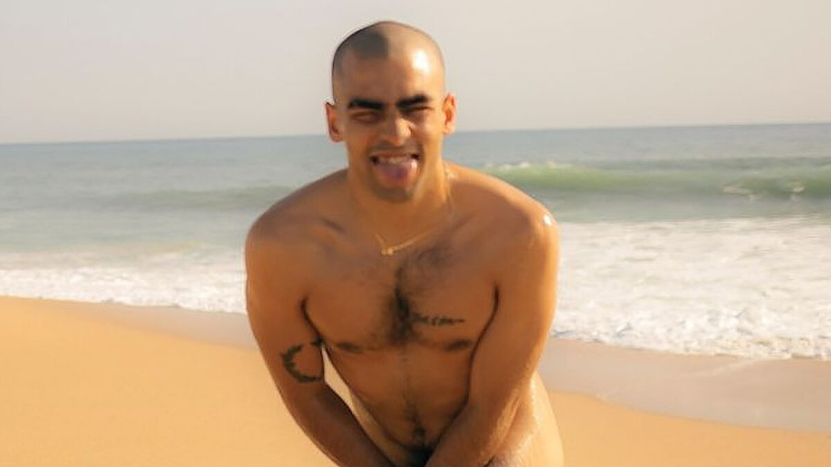 Omar Ayuso On The Go película LGBT+ playa fotos videos sin ropa escena frontal