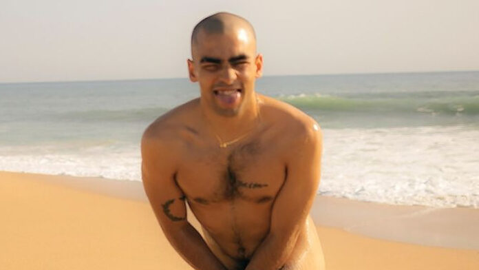 Omar Ayuso On The Go película LGBT+ playa fotos videos sin ropa escena frontal