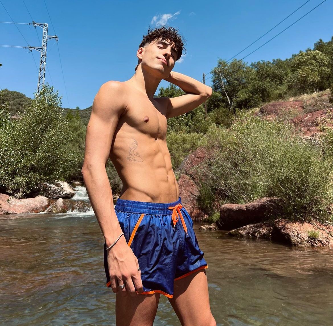 Dennis González nadador español en traje de baño