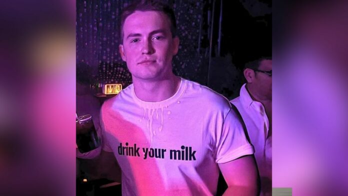 drink-your-milk-historia-camiseta-lgbt-viral-jonathan-bailey-the-shameless-fund-kit-connor Kit connor playera camiseta drink you milk the shameless fund jonathan bailey