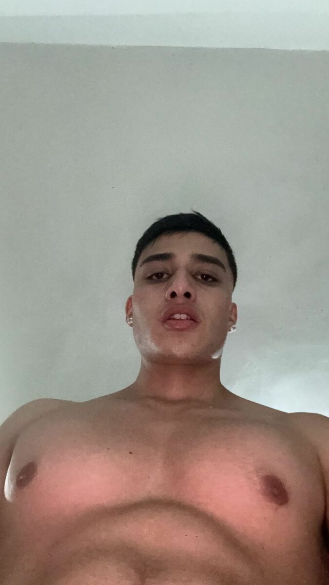 reguetonero mexicano sin playera