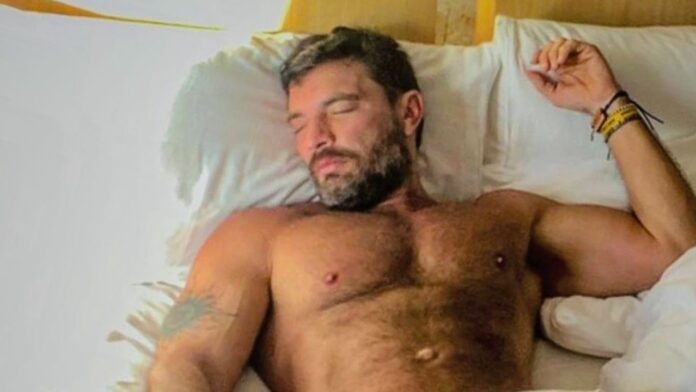 Julián Gil actor argentino foto instagram con poca ropa en la cama