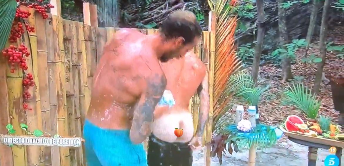 participantes reality show tomando un baño