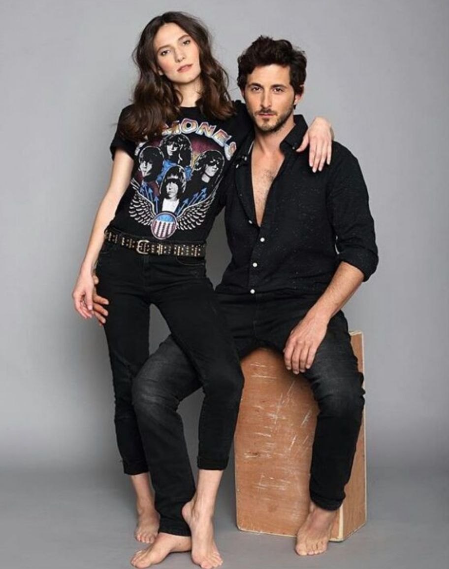 Tomer Capone Frenchie en the boys gay pareja 