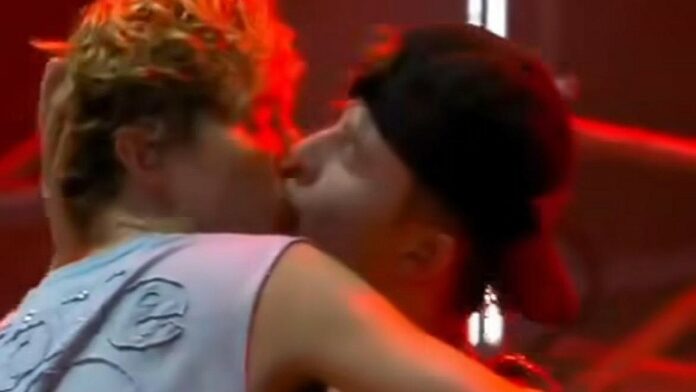 Troye Sivan concierto beso a bailarín Mauro van de Kerkhof 2024 videos