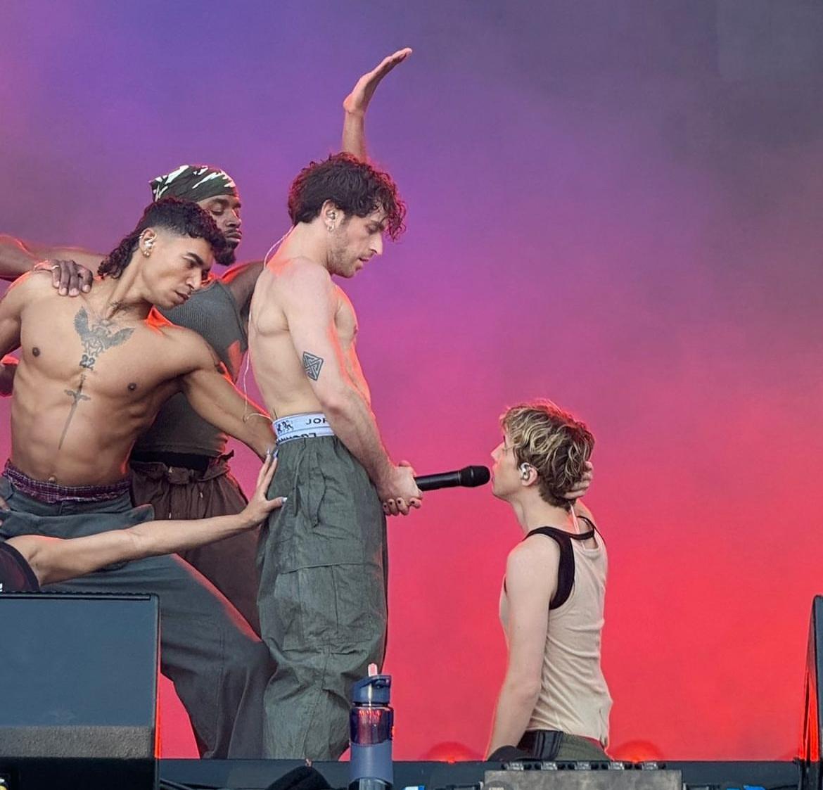 Troye Sivan arrodillado frente a bailarín primavers sound