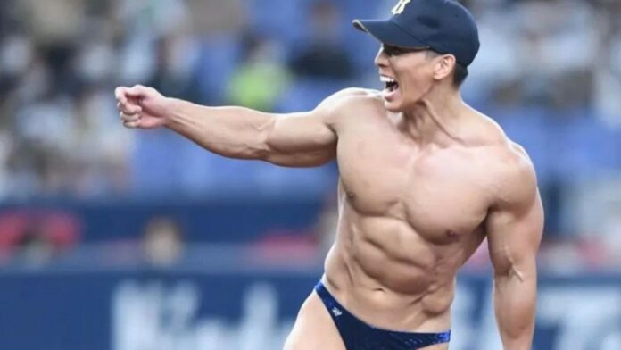 yokokawa-naotaka-chico-en-tanga-en-partido-beisbol-japon-fotos-portada Yokokawa Naotaka besibol hombre en tanga japón