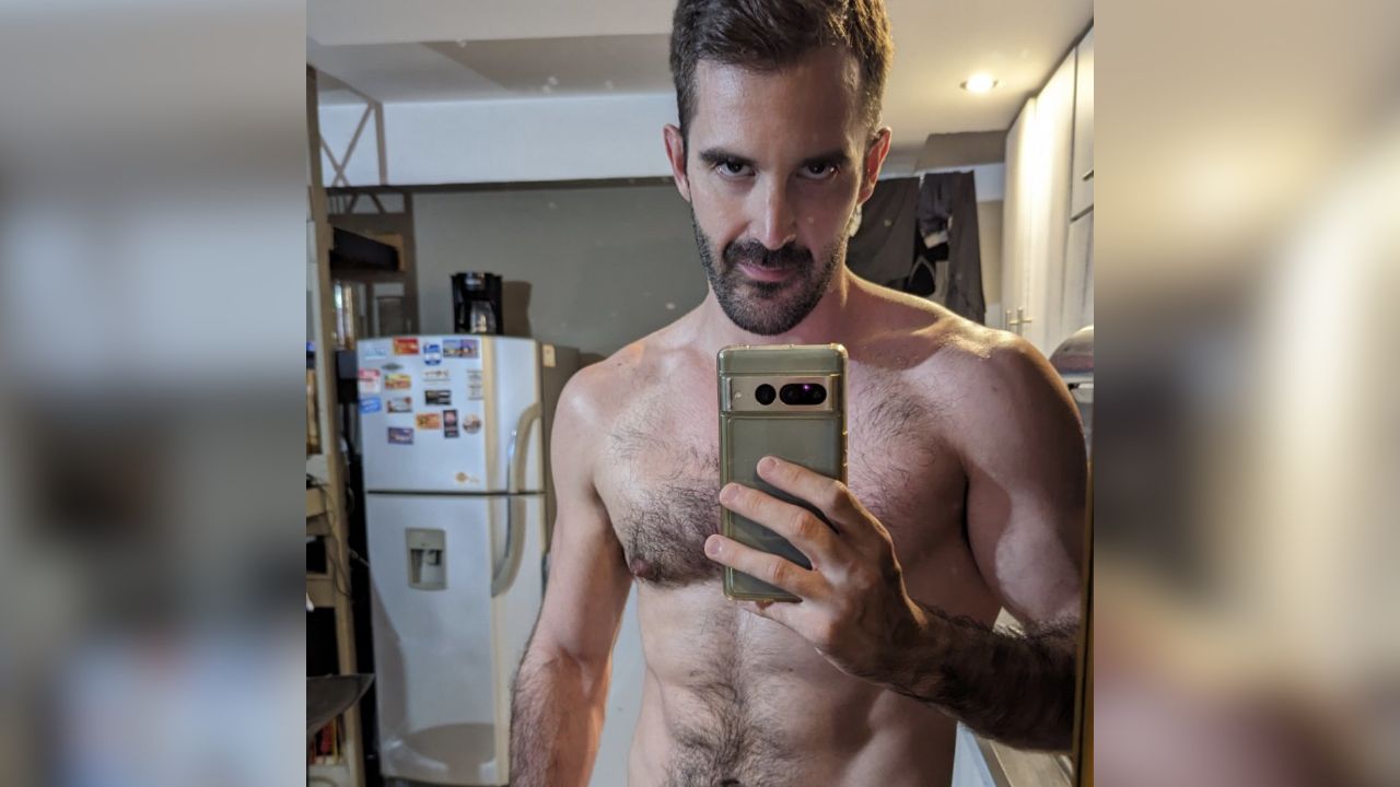 Actor explícito gay causa sensación por parecido con papá de Riley  (Intensamente) - Homosensual