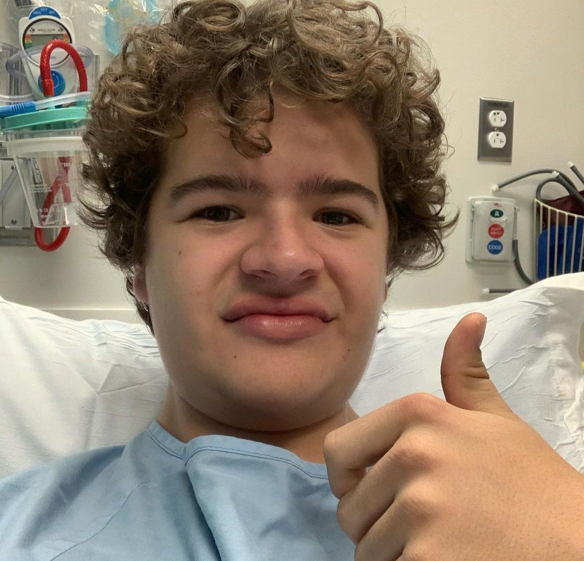 artista estadounidense en quirófano