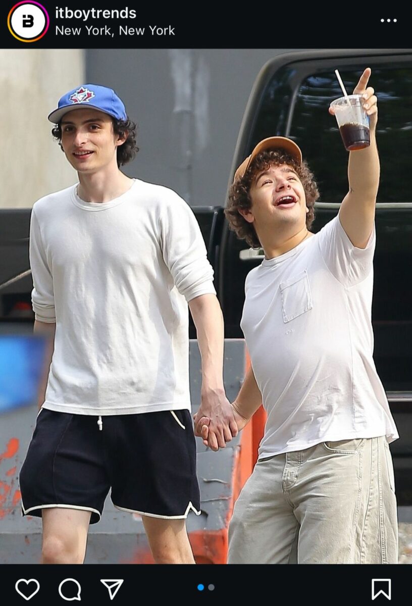 Finn Wolfhard y Gaten Matarazzo foto tomados de la mano