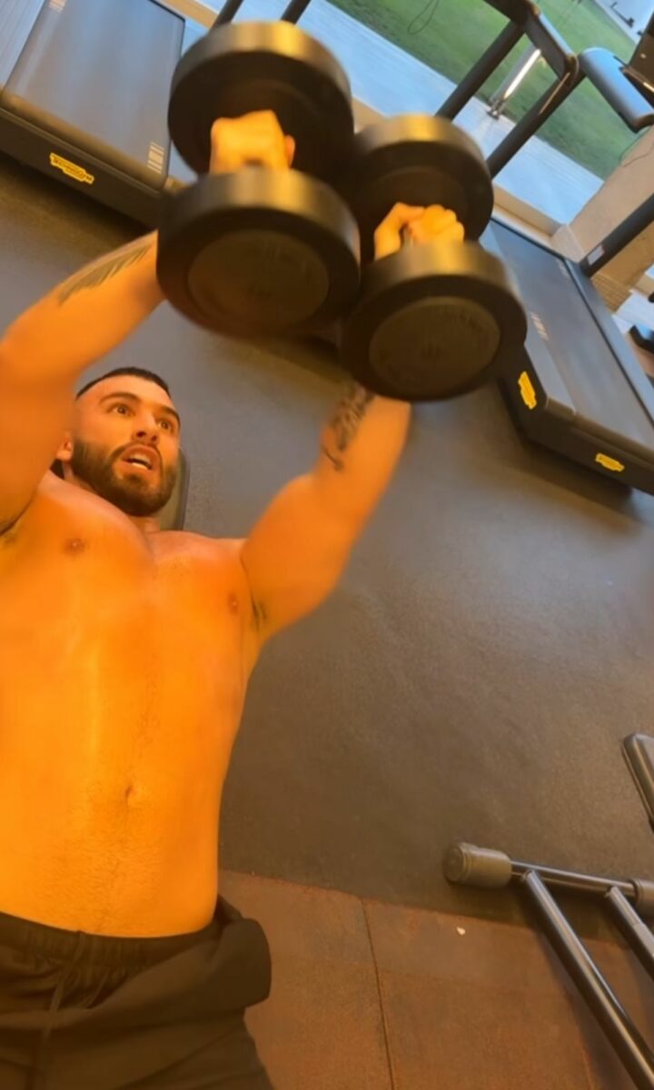 Manuel Turizo en el gimnasio sudando sin playera