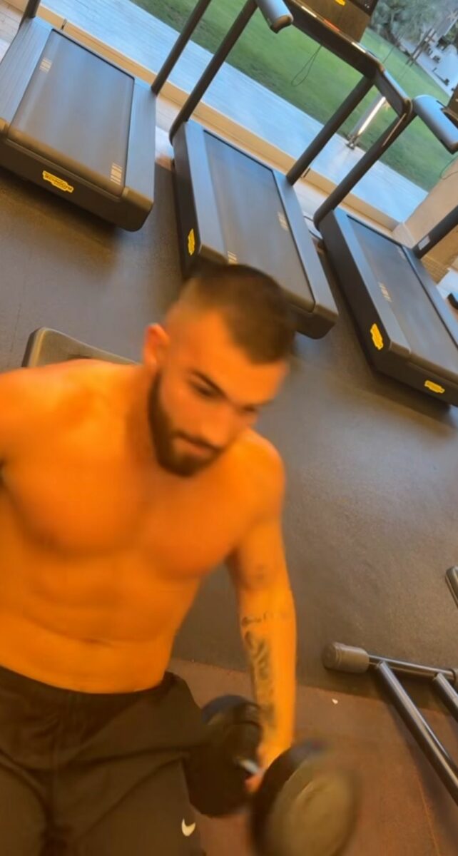 Cantante de reguetón en el gimnasio sin playera