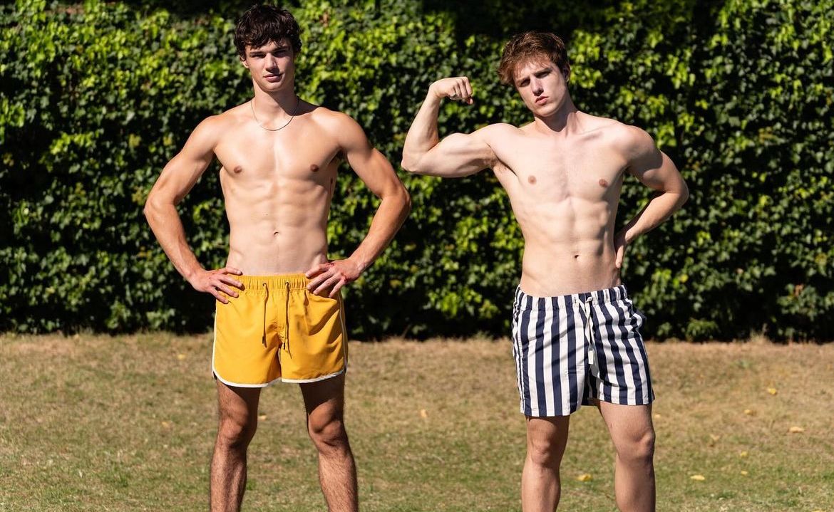 Fernando Lindez y actor de élite sin playera en traje de baño