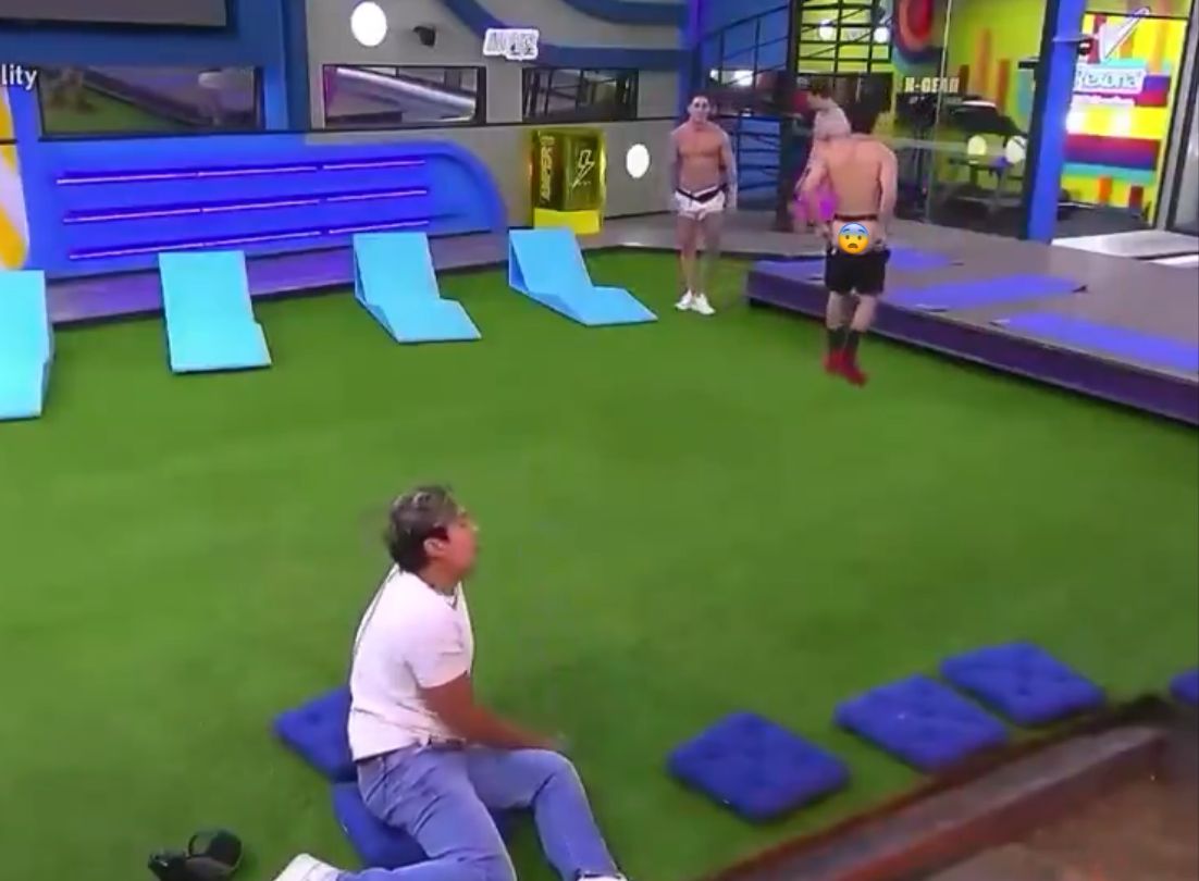 Sian Chiong al fondo con shorts abajo