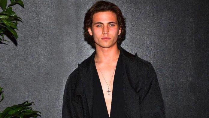 Tanner Buchanan cobra kai 6 pareja novia quién es 2024 mary mouser lizze broadway