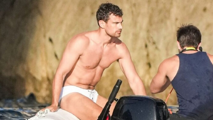 Theo James famosos en traje de baño fotos videos