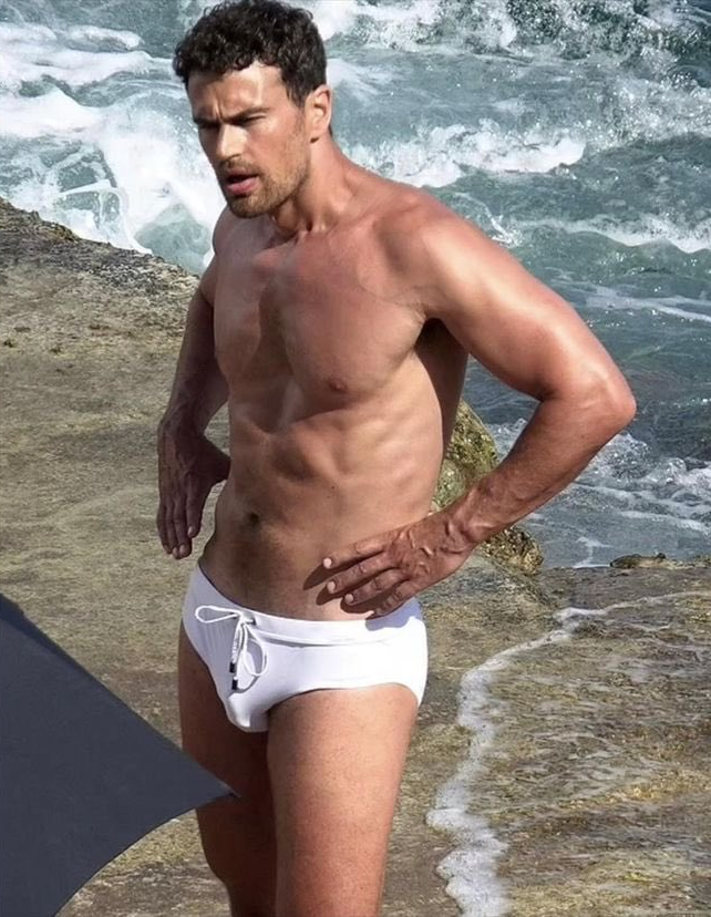 theo james bañador blanco