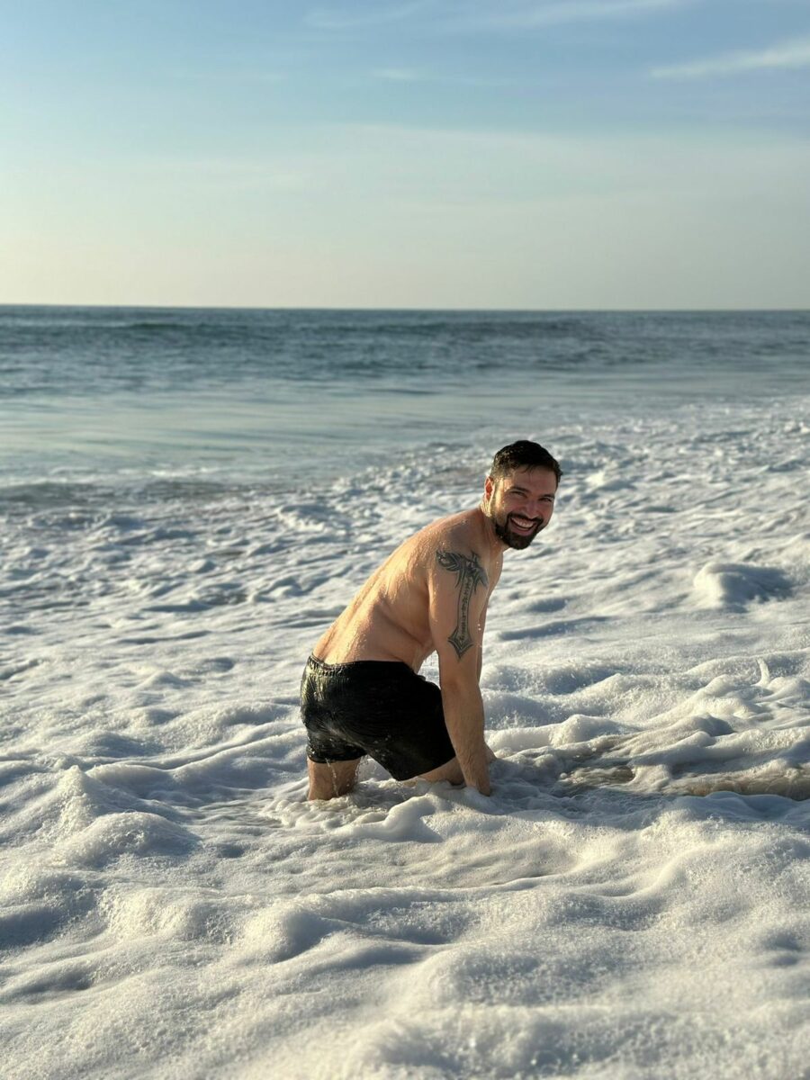 Alexis Montoya la academia cantante modelo actor en la playa